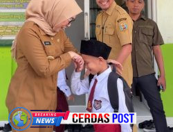 Bupati Way Kanan Tinjau Gerakan Ayah Mengantar Anak Sekolah di Hari Pertama Masuk
