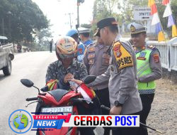 Semarakkan HUT ke-81 Kemerdekaan RI, Polres Way Kanan dan Jajaran Serentak Bagikan Bendera Merah Putih kepada Masyarakat